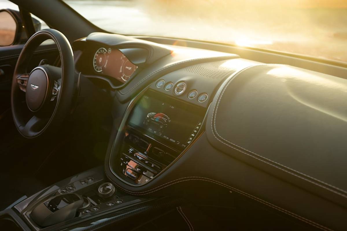 استون مارتن دي بي اكس 707