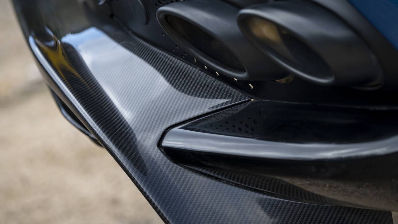 لمسات كاربون فايبر في استون مارتن دي بي اكس 707