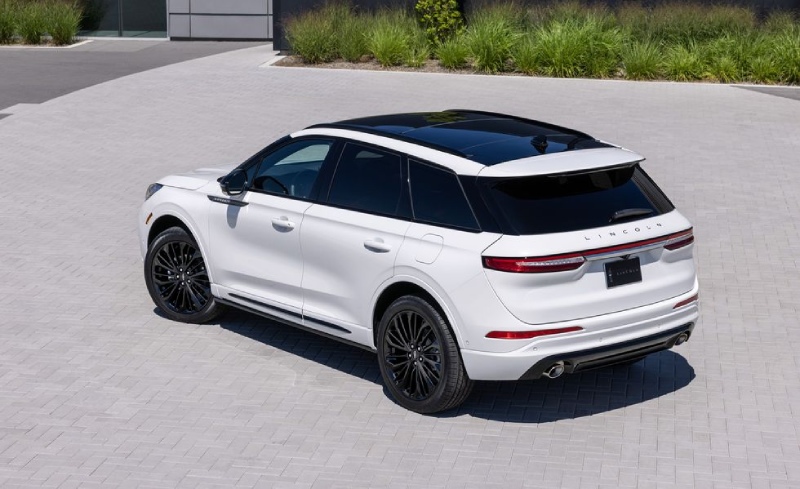 لينكولن كورسير اداء