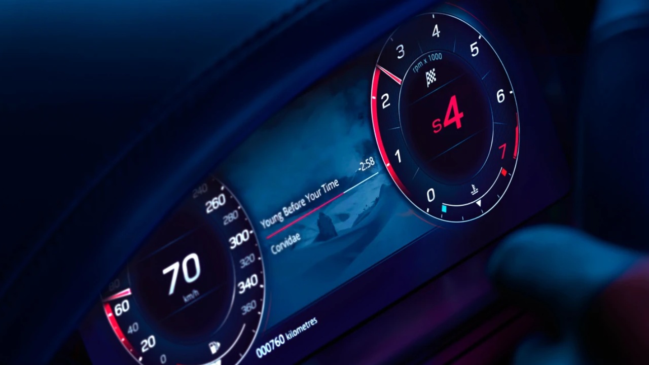 سيارة F type القيادة والتحكم