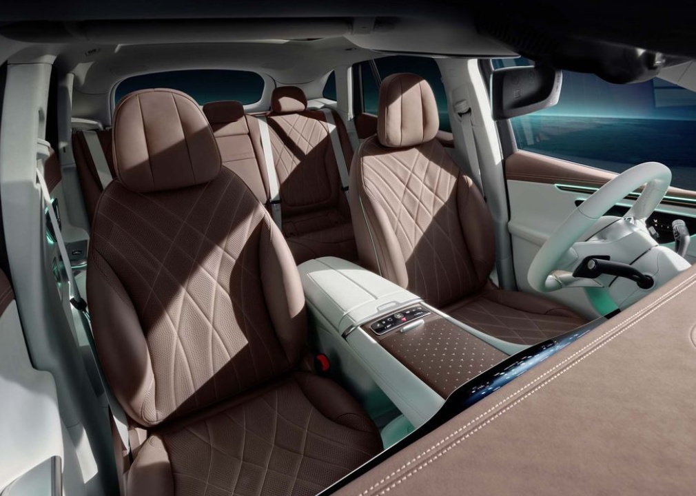 مرسيدس اي كيو اي اس يو في (1)