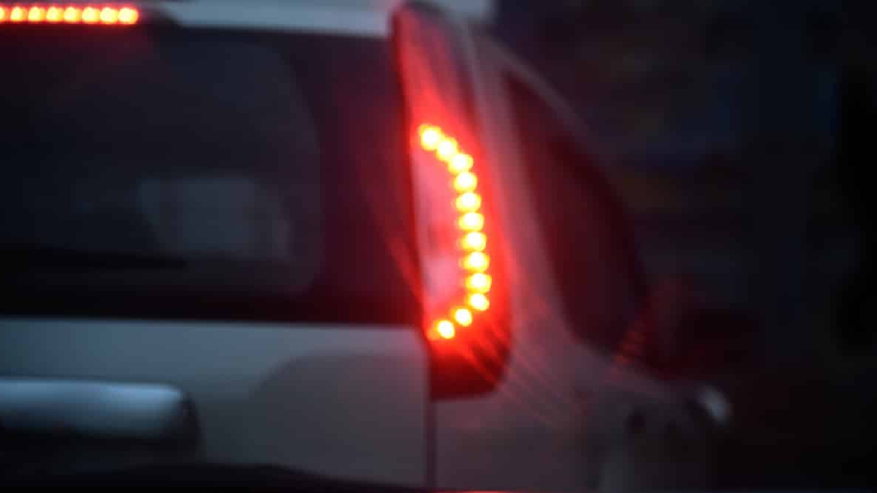 مصباح الفرامل الخلفي (2)