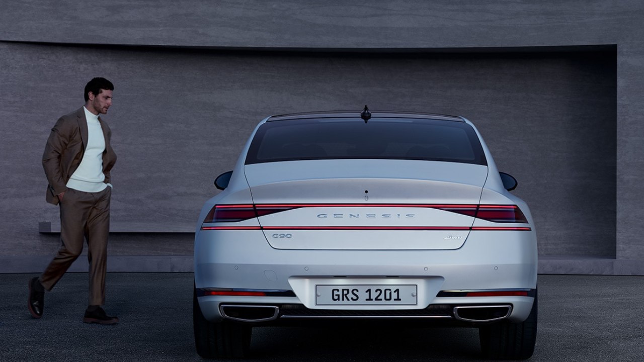 جينيسيس G90 من الخلف