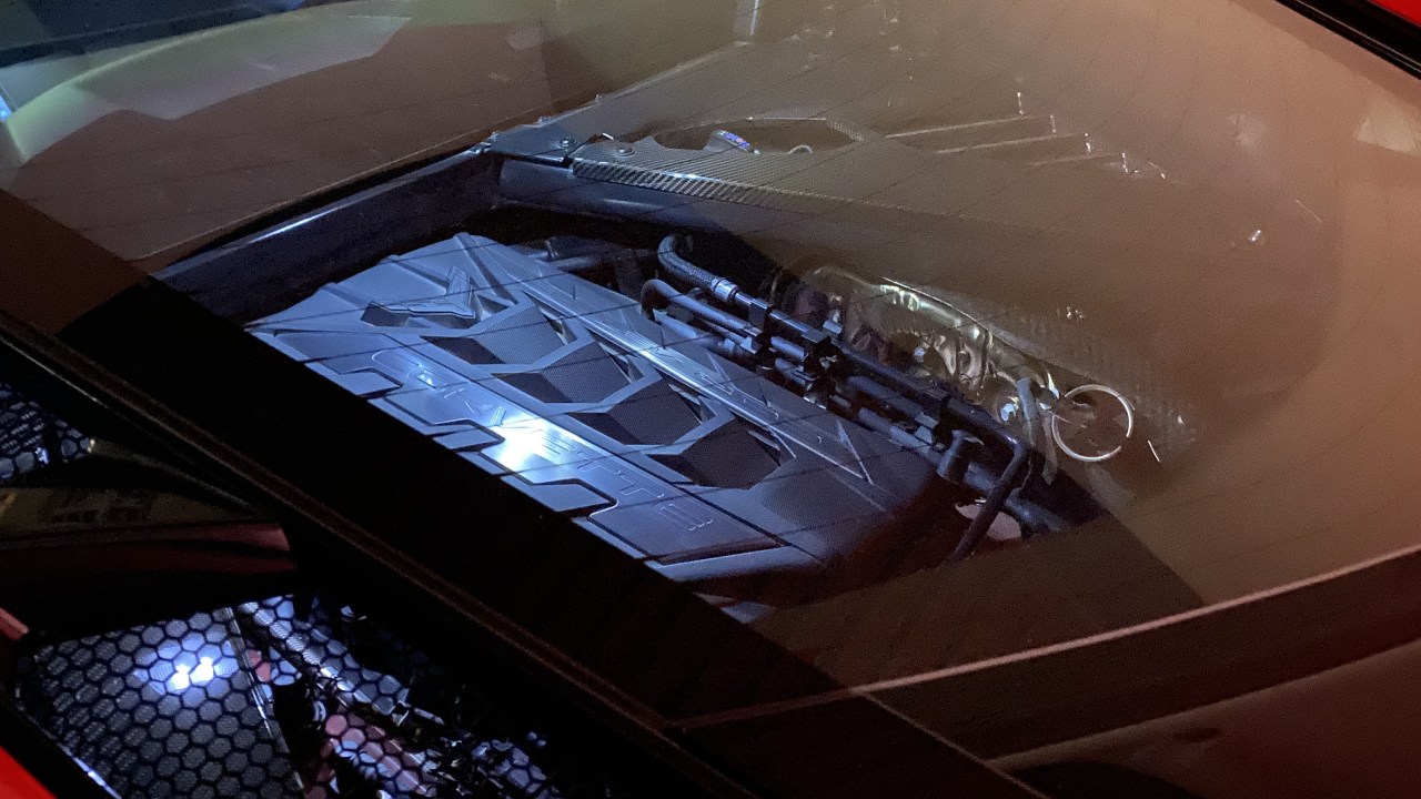 الإنارة داخل محرك كورفيت سي 8 ستينغراي صورة خاصة