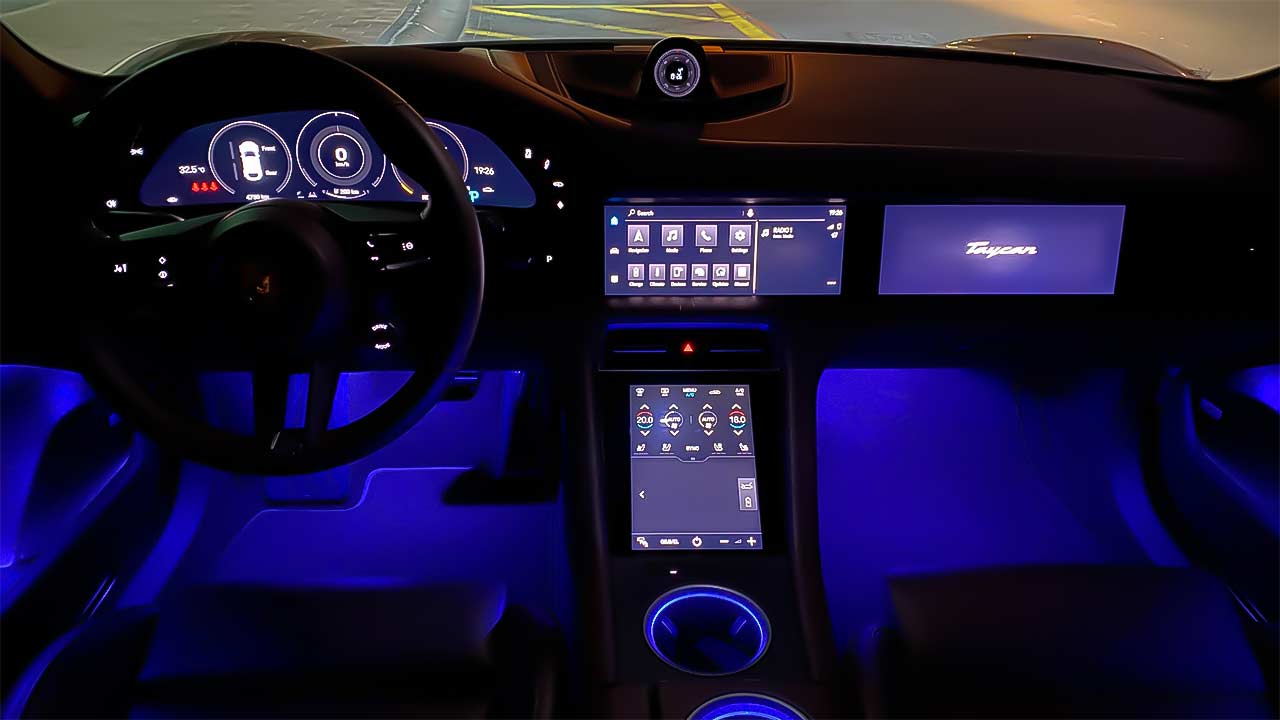 بورشه تايكان كروس توريزمو المقصورة الامامية