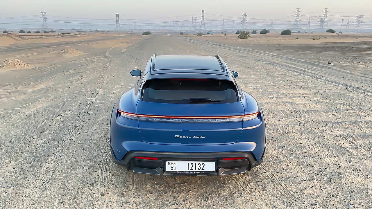بورشه تايكان كروس توريزمو الواجهة الخلفية