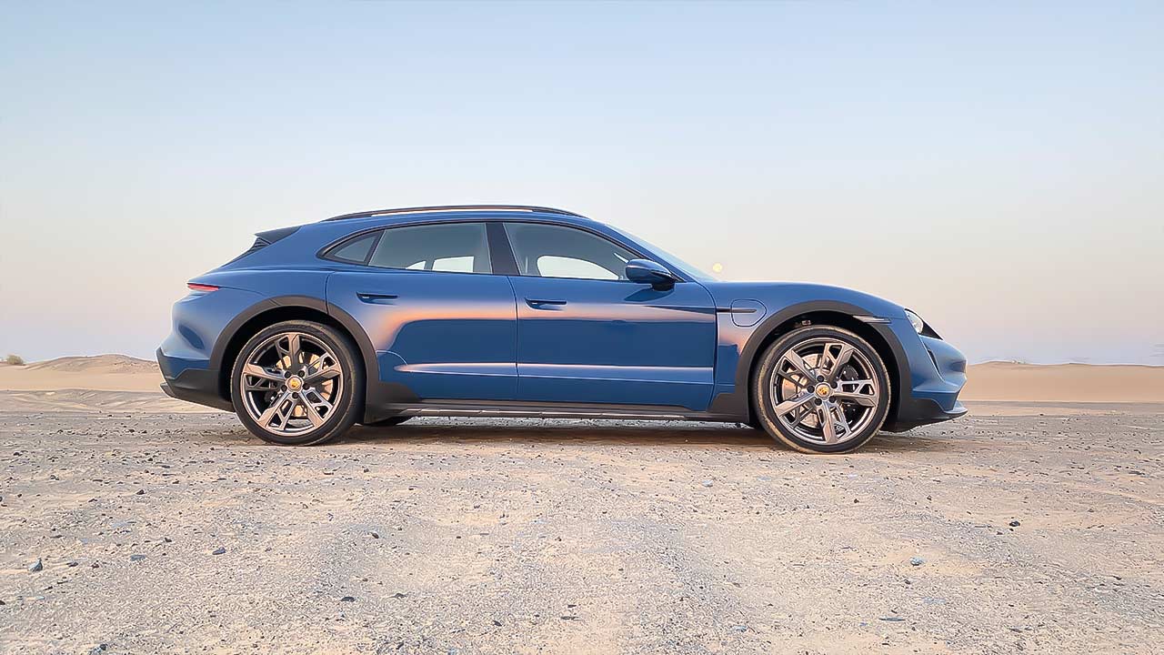 بورشه تايكان كروس توريزمو الواجهة من الجانب