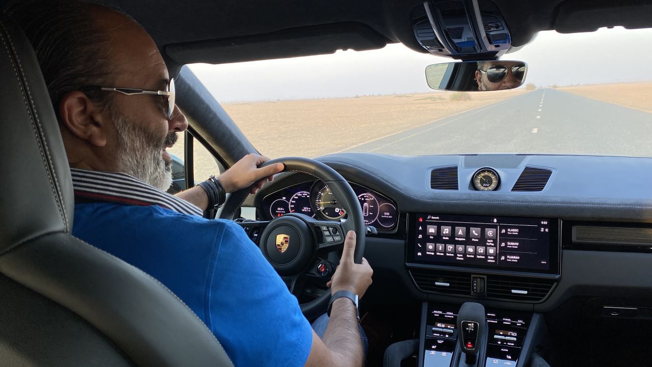 عند قيادة بورشه كايين جي تي