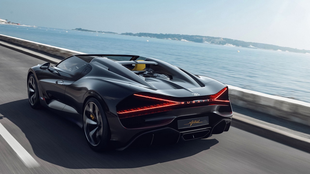 بوجاتي ميسترال من الخلف