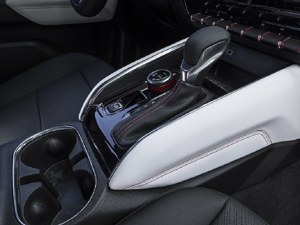 جي ام سي كانيون اي تي 4 اكس من الداخل