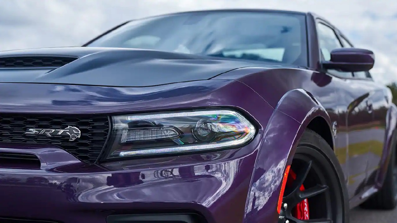 دودج شارجر من الأمام