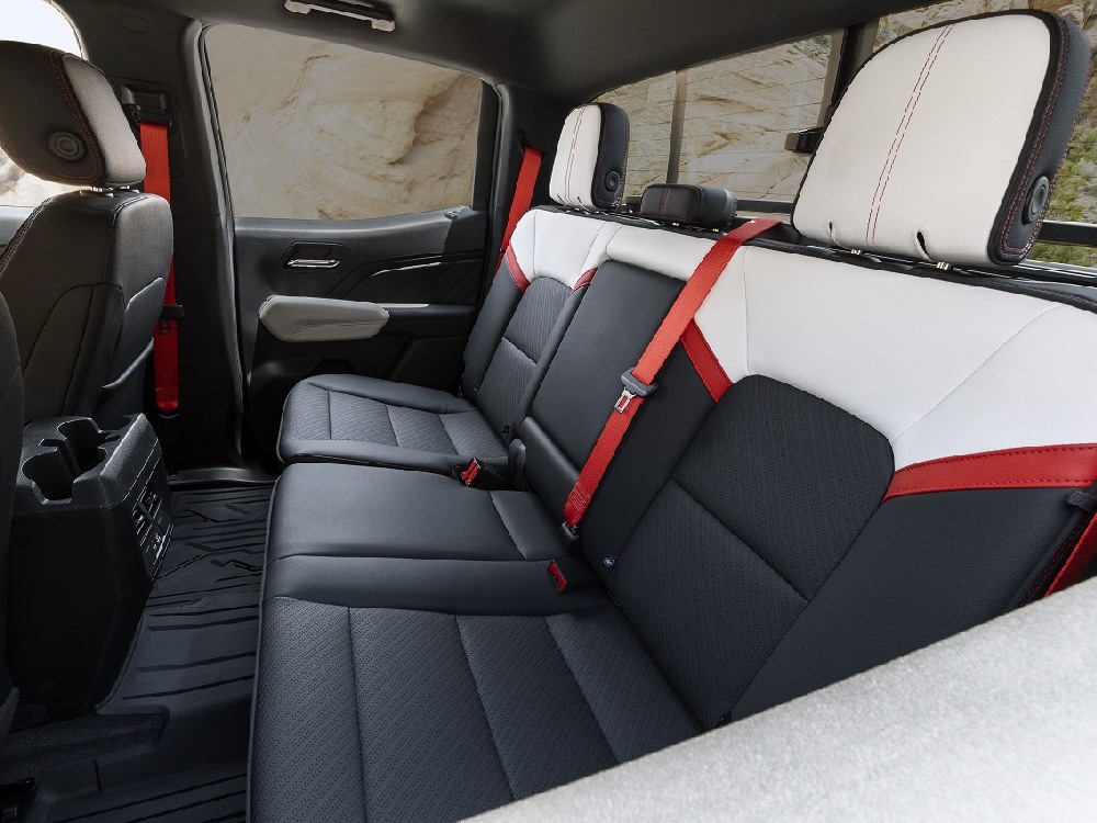 جي ام سي كانيون اي تي 4 اكس من الداخل