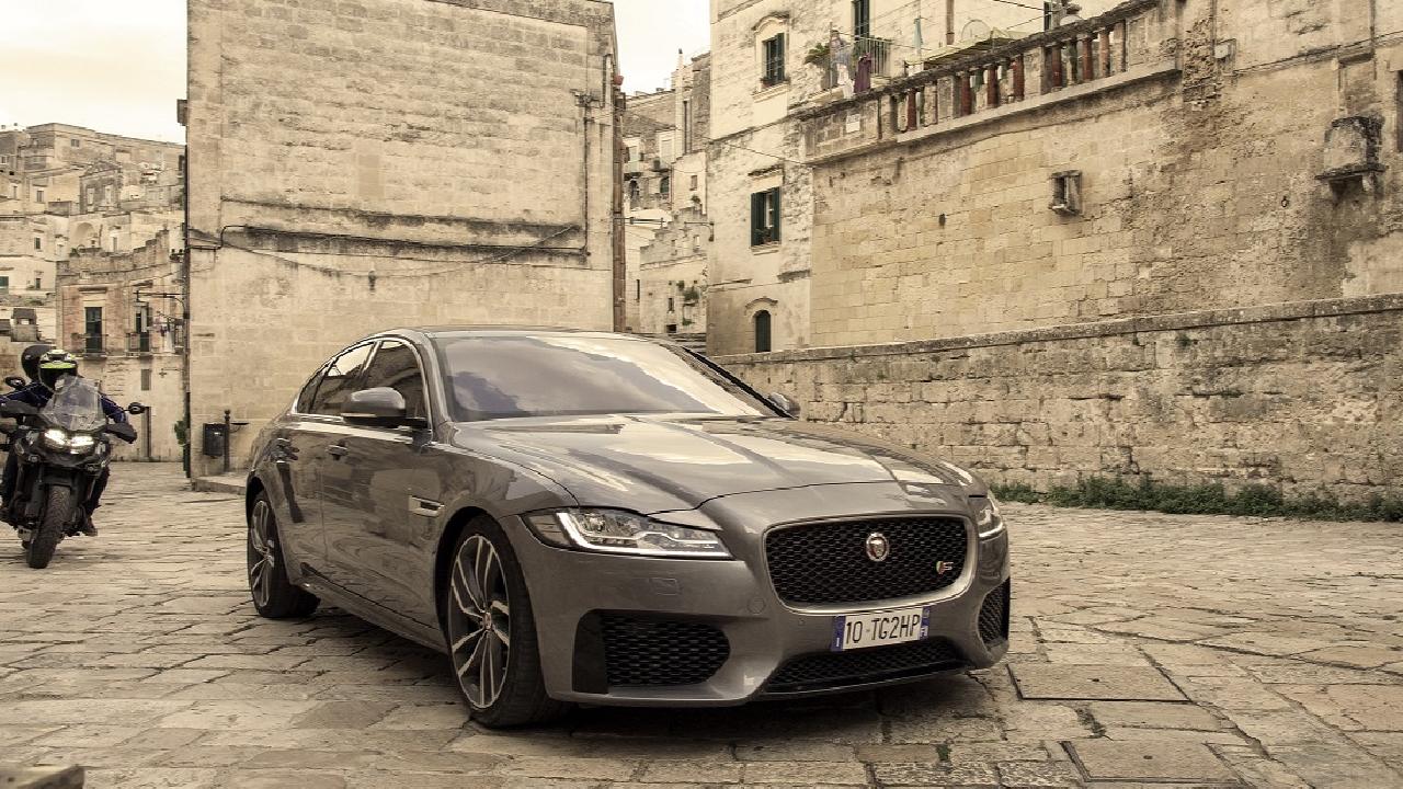 جاكوار اكس اف من جيمس بوند