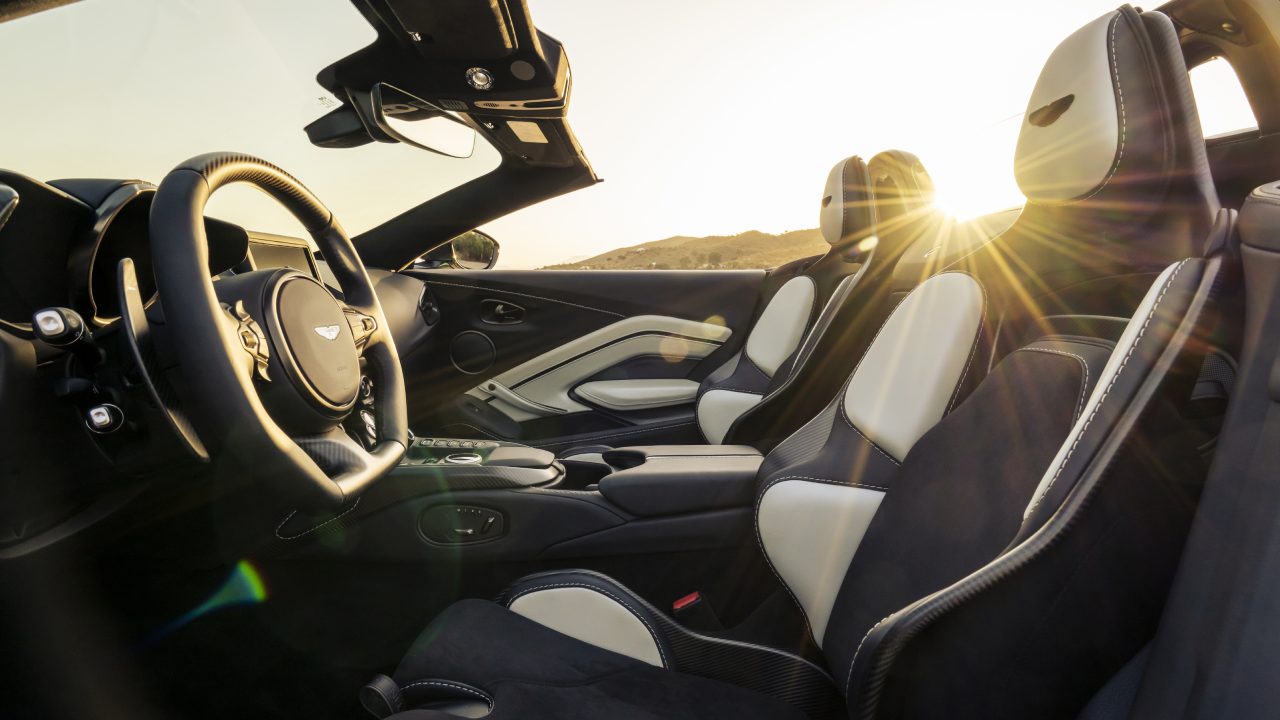 استون مارتن فانتاج رودستر من الداخل