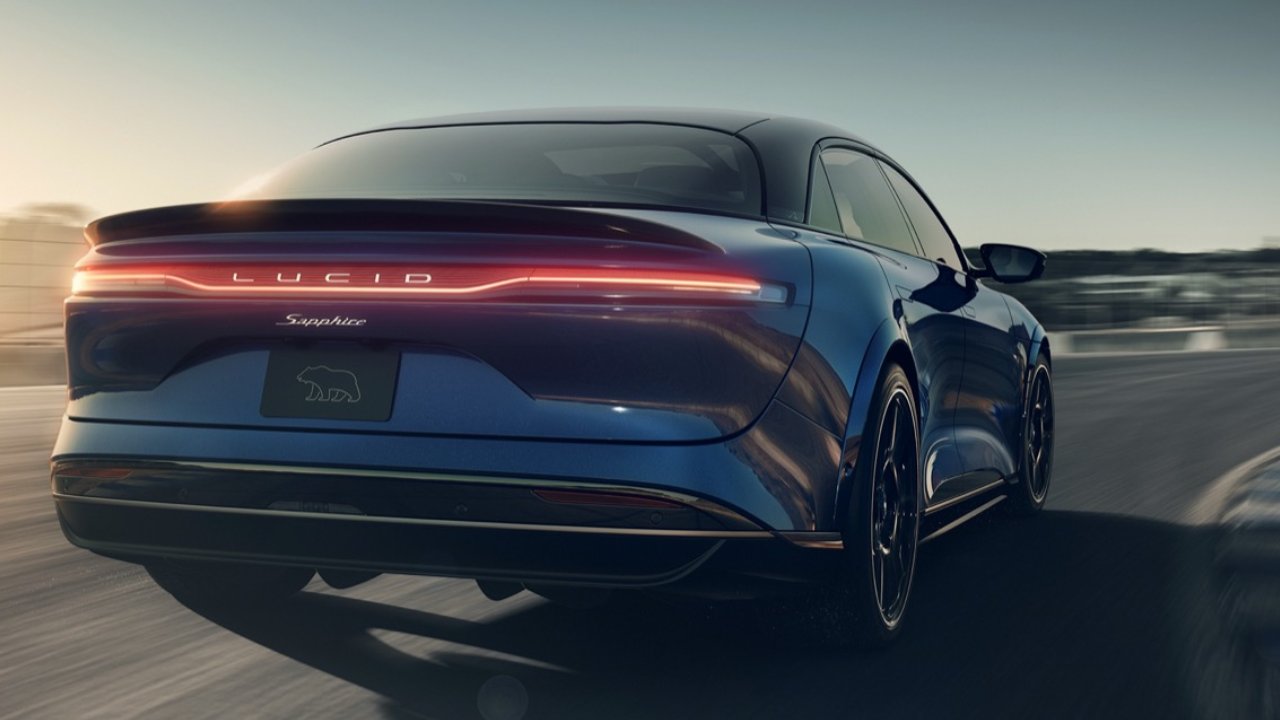 لوسيد اير سافاير من الخلف