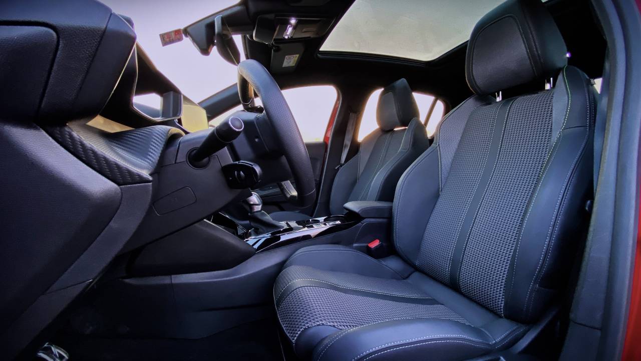 بيجو 208 مقصورة رياضية