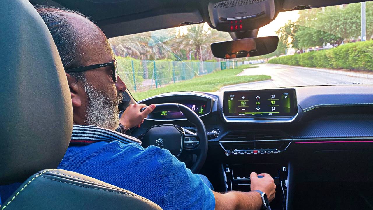 رئيس التحرير نبيل مصطفى داخل بيجو 208 2021