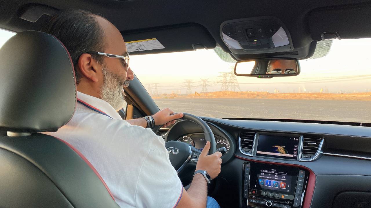 رئيس التحرير نبيل مصطفى في تجربة قيادة انفينيتي كيو 55