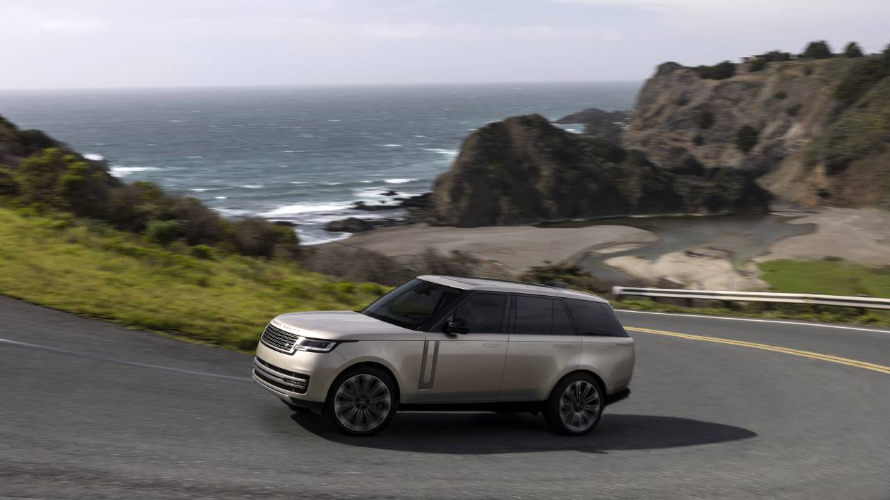 رنج روفر 2023 على طريق وادي نابا