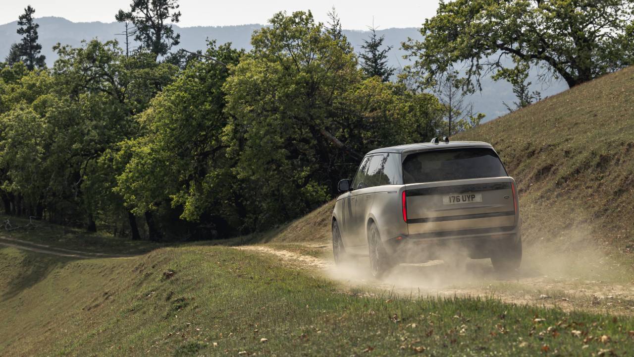 رنج روفر 2023 في تجربة اوف رود