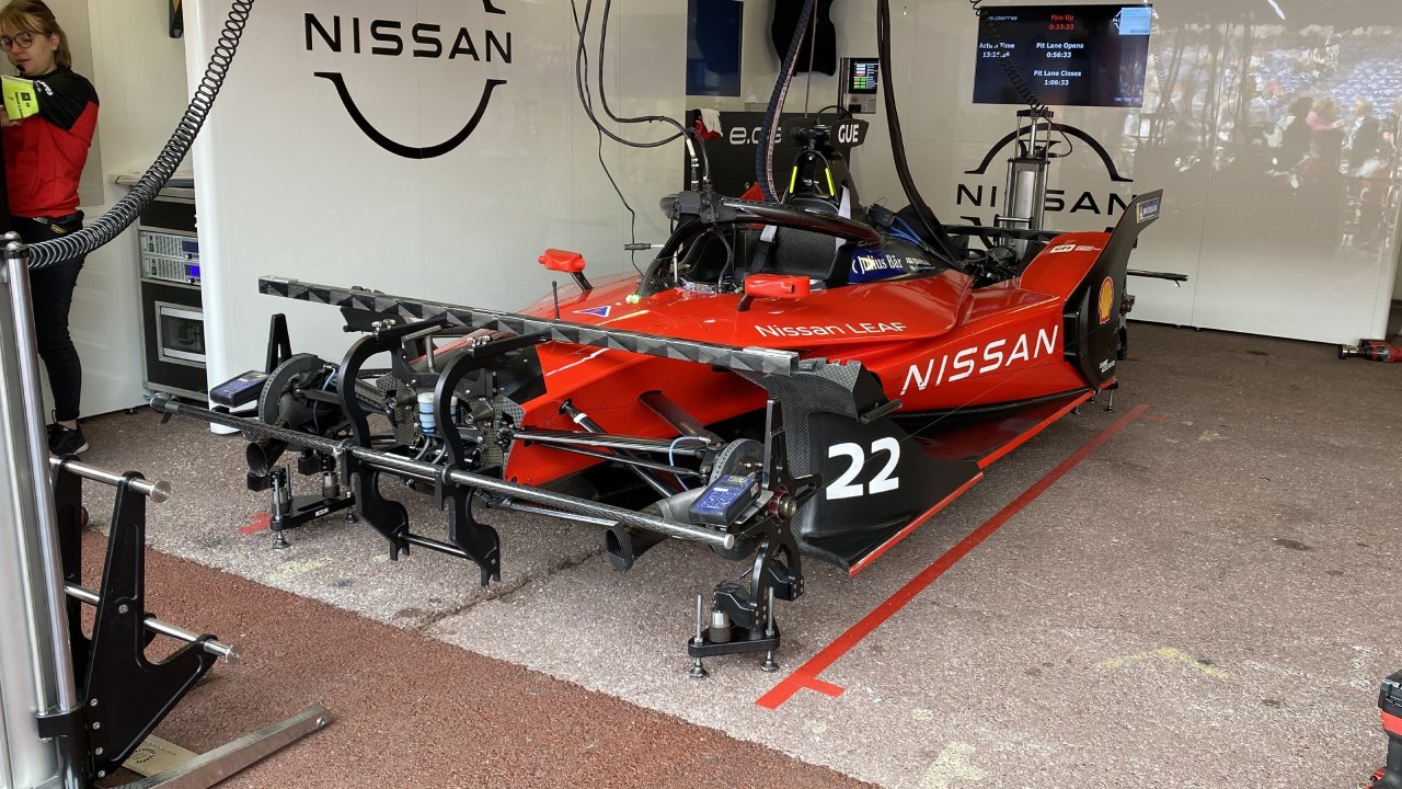 سيارة سباق نيسان