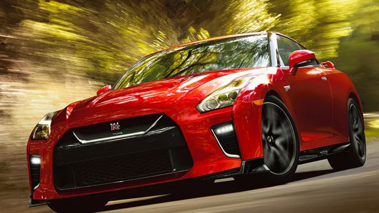 نيسان جي تي ار حمراء