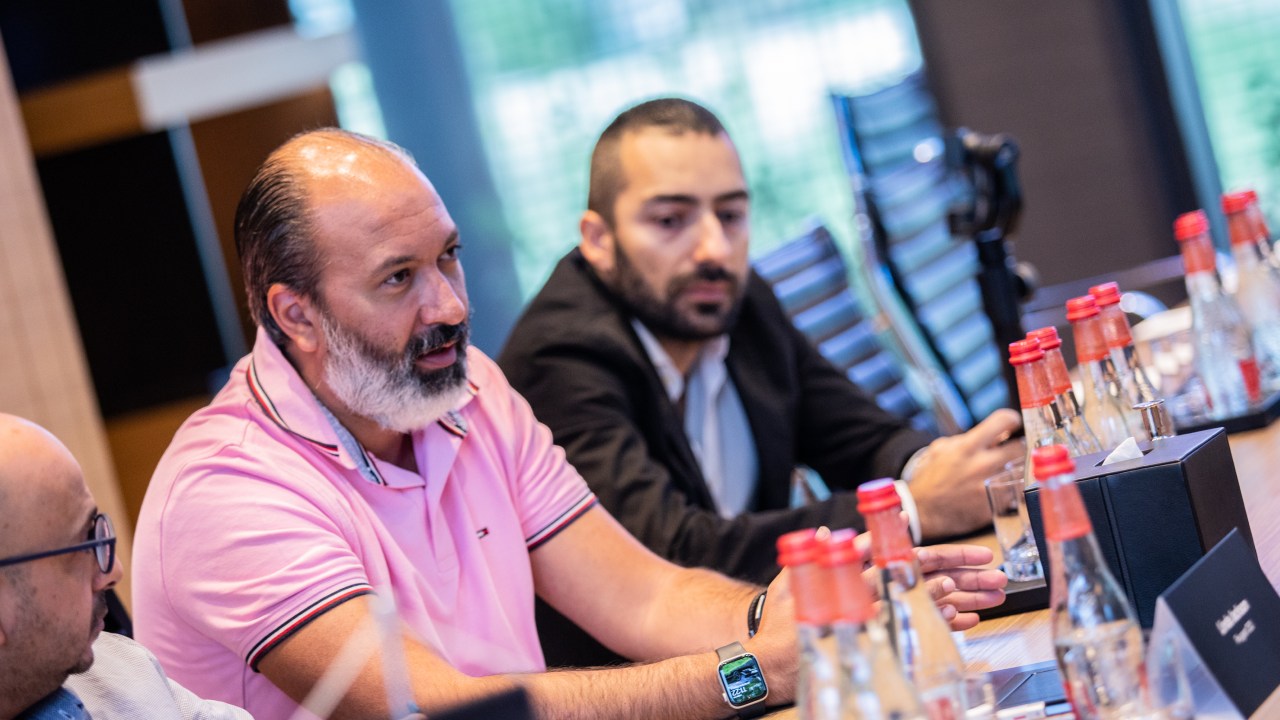 رئيس التحرير نبيل مصطفى خلال المقابلة