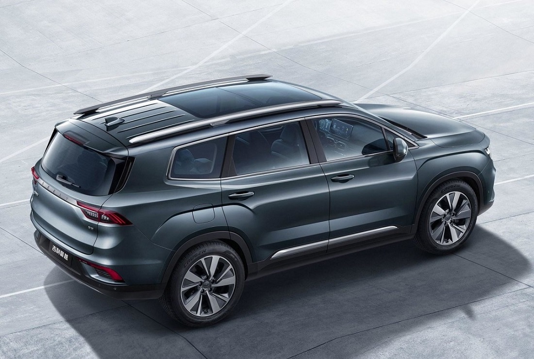 سيارة جيلي اوكافانجو  من الخلف