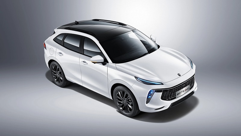 لا تزال السيارات الصينية قادرة على إبهار الجميع يوم بعد يوم، حيث تقدم دائماً العديد من السيارات المبهرة، ونستعرض من خلال المقالة أهم المعلومات حول واحدة من أبرز السيارات الصينية الجديدة في السوق السعودي وهي سيارة فورثينق t5 إيفو، وإليك فيما يلي أسعارها ومواصفاتها لعام 2022. سيارة فورثينق تنتمي سيارة فور ثينق T5 ايفو 2022 إلى فئة سيارات الـ SUV متعددة الاستخدامات، والتي حرصت دونج فينج على تجهيزها بأعلى مستوى من التقنيات؛ لتتمكن من المنافسة بقوة في ظل الانتشار الواسع لهذه الفئة بالأسواق. ونجحت السيارات الصينية بشكل عام في حجز مقعداً لها وسط العلامات التجارية الكبرى في سوق السيارات السعودي؛ بفضل تطورها السريع والعمل على تحسين مستوى إنتاجها خلال السنوات الماضية؛ ومن بينها علامة دونج فينج والتي تُقدم في المملكة عبر وكيلها الحصري التوكيلات العالمية. وبالنظر إلى التصميم الخارجي ركزت دونج فينج بشكل كبير على توظيف الخطوط الخارجية بشكل مثالي لتبدو سيارتها من الخارج انسيابية ورشيقة، خاصة عند السير على الطرقات السريعة. فجاءت السيارة بشبك أمامي أسود متوسط الحجم، بالإضافة إلى ذلك زودت بمصابيح أمامية مندمجة بشكل أنيق مع الغطاء الأمامي، فجاءت بتصميم ضيق ومنسحبة بشكل واضح إلى الأعلى، ومنفصلة تماماً عن الشبك الأمامي. وتعمل المصابيح الأمامية للسيارة الصينية بتقنية الـ LED، وتتوفر كشافات ضباب أمامية وخلفية، بالإضافة إلى ذلك زودت بمصابيح خلفية والتي جاءت متصلة في خط مستقيم وتعمل كذلك بتقنية الـ LED، بجانب وجود إشارة تتابعية بالخلف. كذلك جاءت سيارة فور ثينق T5 ايفو 2022 مزودة من الخلف بأربعة فتحات للعادم والتي عززت مظهرها الرياضي الجريء. ومن اللمسات الأنيقة في السيارة، تلك الإضاءة التي تتواجد أعلى لوحة الأرقام بالخلف، كما يمكنك ملاحظة الخطوط الجانبية للسيارة الصينية، والتي ساهمت في تعزيز المظهر الحيوي والديناميكي للسيارة بجانب الخطوط أعلى غطاء المحرك. بالإضافة إلى ما سبق، ارتكزت السيارة الصينية على جنوط باللون الأسود مقاس 19 بوصة، وجاءت بمرايا جانبية قابلة للطي إلكترونياً ومزودة بإشارات، كما يمكنك ملاحظة السقف باللون الأسود والجناح الخلفي الذي عزز المظهر الرياض.  سيارة فورثينق من الداخل وبالنظر إلى الداخل فإن سيارة فورثينق T5 ايفو موديل 2022 تأتي مع مقصورة داخلية بلمسات أنيقة وذكية، فحرص الصانع الصيني على توفير مستوى جيد من أنظمة الترفيه بالسيارة، كما تتسع السيارة الصينية من الداخل لـ 5 ركاب، وجاءت المقاعد في السيارة مكسوة بجلد النابا الطبيعي الفاخر. بالإضافة إلى ذلك، زودت دونج فينج السيارة من الداخل بإضاءة محيطية لتعزيز الأجواء الترفيهية بالسيارة، بجانب توفر فتحة سقف بانورامية، كذلك جاءت السيارة الصينية مزودة من الداخل بمكيف هواء أمامي وخلفي، بجانب توفر فلاتر لتنقية الهواء، وفيما يخص أنظمة الترفيه في السيارة الصينية، فحصلت على شاشة تعمل باللمس قياس 10.25 بوصة مع نظام ستريو يضم ست مكبرات صوت، هذا بالإضافة إلى توافر شحن لاسلكي، ومخارج USB بالأمام والمقاعد الخلفية كذلك. تقنيات سيارة فور ثينق أما عن أبرز مواصفات السلامة والأمان في السيارة الصينية فهي كالتالي: جاءت السيارة بـ 8 وسائد هوائية زودت السيارة بمثبت سرعة نظام توزيع المكابح الإلكتروني (EBD) نظام الثبات الإلكتروني (ESP) حساسات خلفية كاميرا خلفية نظام مراقبة النقط العمياء مراقبة ضغط الإطارات مواصفات  سيارة فورثينق زوّدت سيارة فورثينق السيارة الصينية الجديدة بمحرك ذو أداء عالي، حيث تستمد قوتها من محرك بنزين مكون من 4 أسطوانات، سعة 1.5 لتراً؛ ليولد قوة 197 حصان، وعزم  دوران 285 نيوتن.متر، وهي تأتي بنظام دفع أمامي، والمحرك متصل بناقل حركة أوتوماتيكي من 7 سرعات وتبلغ سعة خزان الوقود 55 لتراً. وتتسارع السيارة الصينية من صفر إلى 100 كم 9.5 ثانية، ويبلغ استهلاك الوقود لكل 100 كم 6.6 لتر. سعر سيارة فورثينق وتأتي السيارة الصينية الفاخرة بسعر يبدأ من 95,900 ريال سعودي شامل الضريبة. اقرأ أيضاً: شعار السيارات الصينية اليك الابرز في السعودية لعام 2022