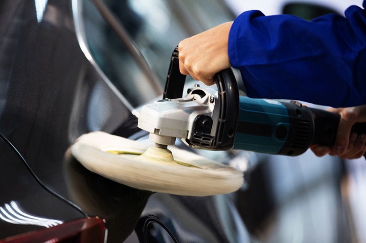 تنظيف وتلميع السيارات