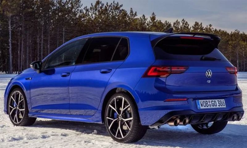 سيارة جولف 2022 من الخلف