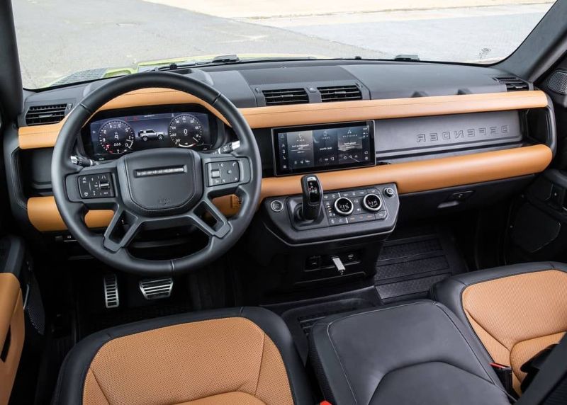 سيارة لاند روفر ديفندر 2022 من الداخل