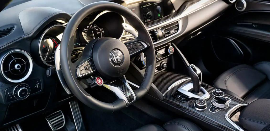 ما الجديد في داخلية سيارة&nbsp;الفا روميو ستلفيو 2023
