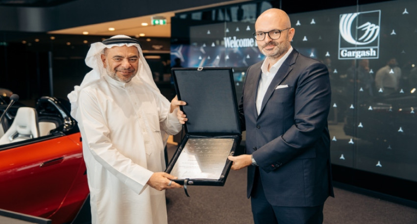 قرقاش تكشف عن صالة عرض مرسيدس-بنز المجددة في ديرة: إرث عريق برؤية مستقبلية