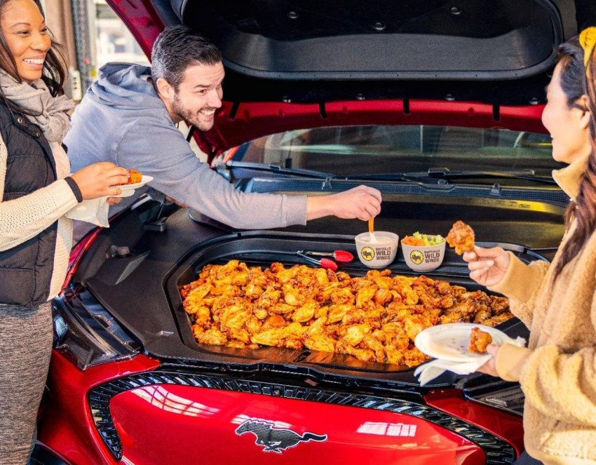 فورد تضع أجنحة دجاج في صندوق موستنج ماخ إي لتستعرض ميزة جديدة (1)