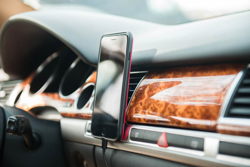 أفضل 5 أماكن لوضع هاتفك أثناء القيادة