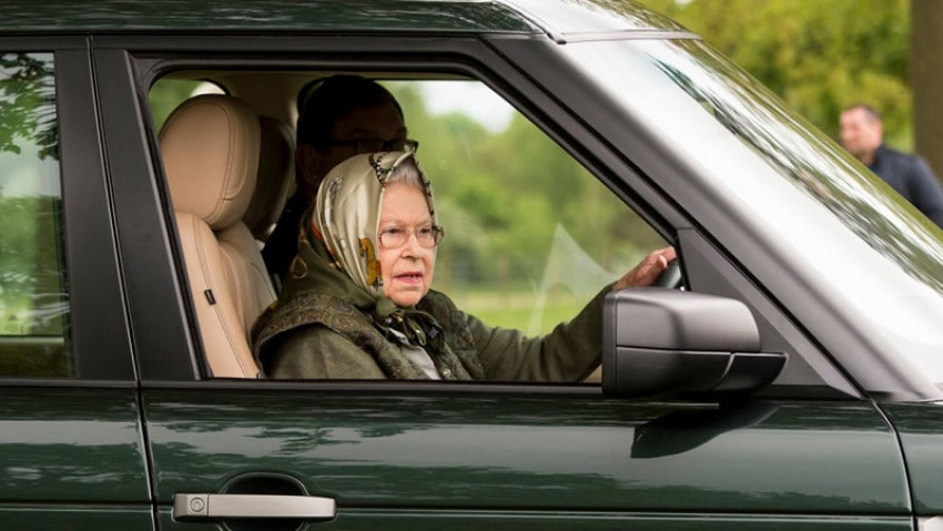 الملكة اليزابيث تقود