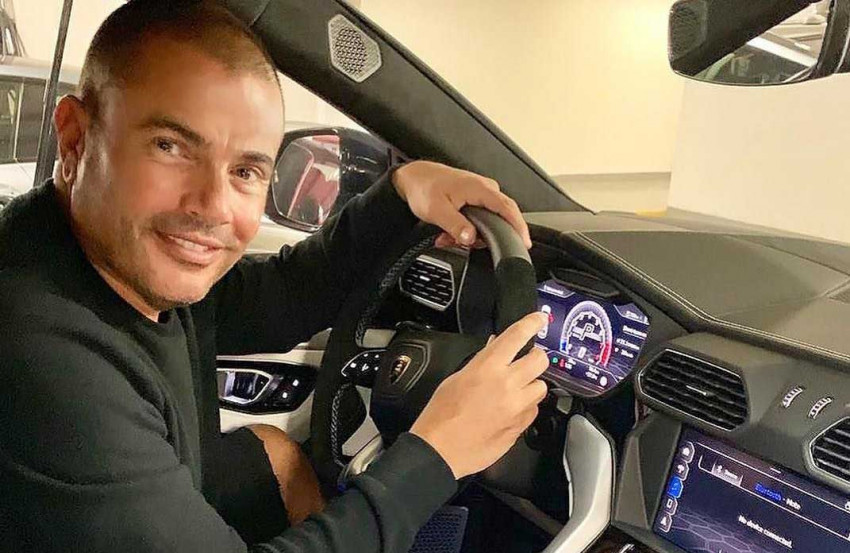 عمرو دياب يقود سيارة لامبورغيني
