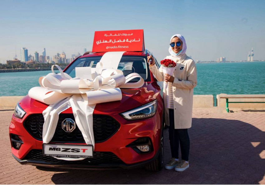 الصورة 1 - الفائزة نادية العنزي مع مركبتها الجديدة MG ZST للعام 2021.