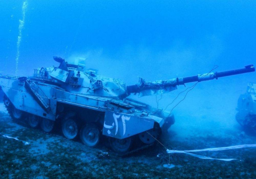 الأردن يكشف النقاب عن متحف تحت الماء للآليات العسكرية صورة 2