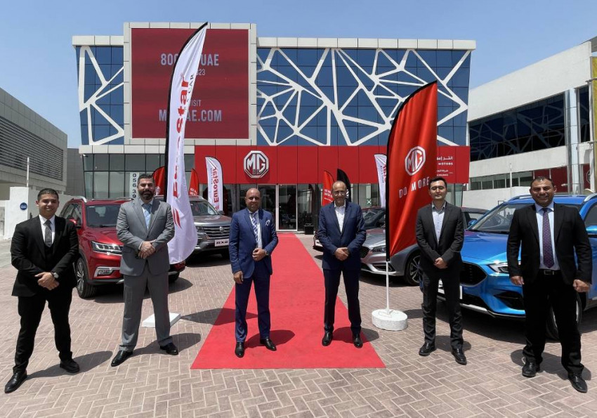 صورة توضيحية من اليسار إلى اليمين محمد يحيى، مشرف مبيعات، يوروستار - عمر...