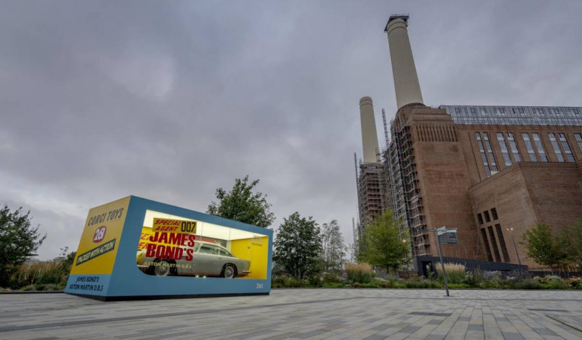 أستون مارتن تستهل حملة لا وقت للموت بعرض علبة ضخمة تحاكي صندوق لعبة كورجي دي بي 5 المميزة صورة 1