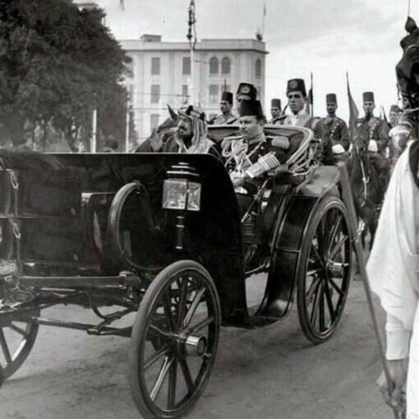 قصة صورة الملك عبدالعزيز بصحبة الملك فاروق في عربة ملكية صورة 1