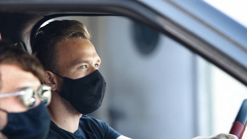 أرثر ميلو يقود سيارته