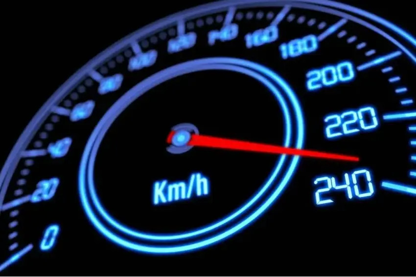 ماذا يقيس عداد السرعة في السيارة