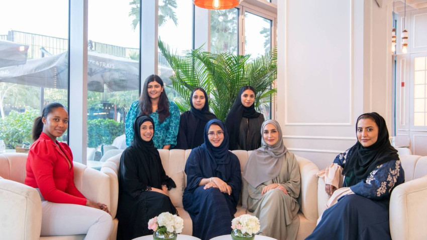 السيدات الرائدات مع الطلاب