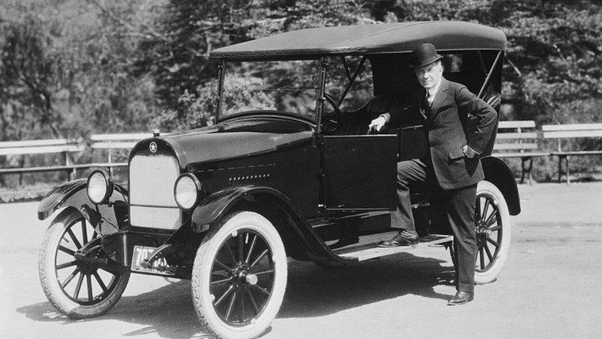 ويليام ديورانت بجانب سيارة Durant Star 1922