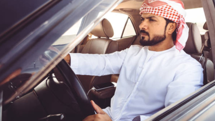 سعودي يقود سيارة