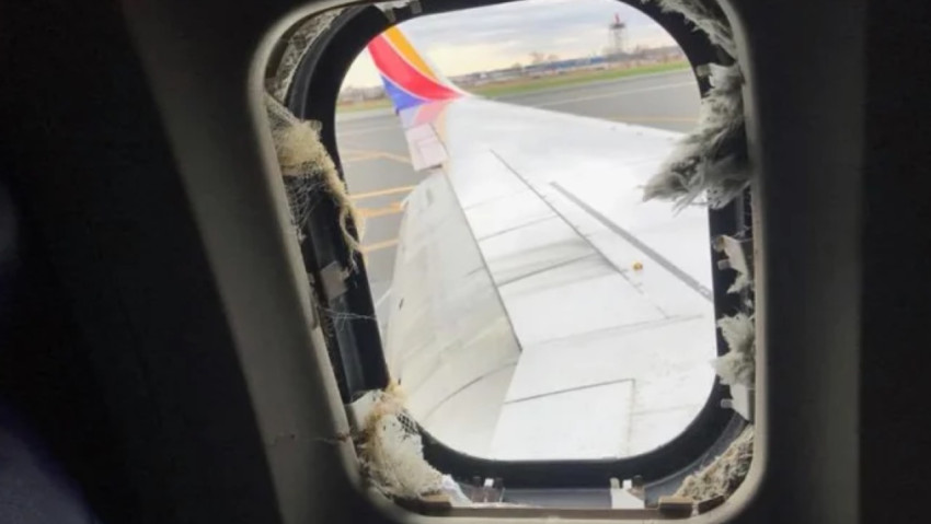 نافذة طائرة مكسورة