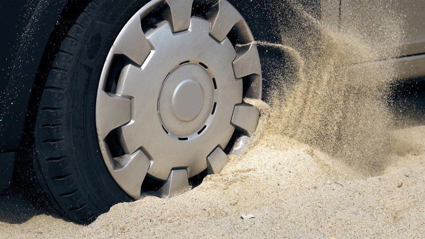 كيفية تجنب غرس إطارات السيارة في الرمال